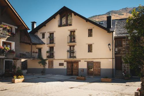 un gran edificio blanco con ventanas y puertas en Casa rural Casa Bernat en Isil