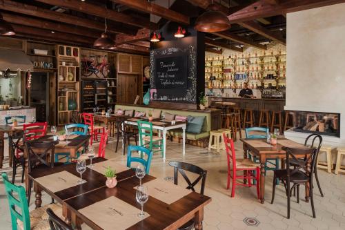 um restaurante com mesas e cadeiras de madeira e um bar em Camping Lanterna Premium Resort - Vacansoleil Maeva em Porec
