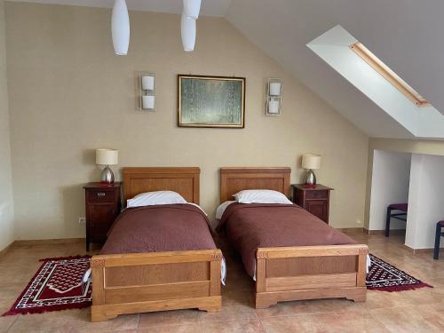 Ένα ή περισσότερα κρεβάτια σε δωμάτιο στο Classic Car Museum Apartment