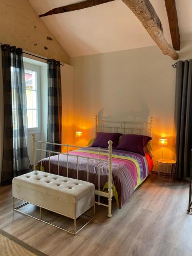 - une chambre avec un lit, un banc et une fenêtre dans l'établissement Loft de charme en centre-ville, à Pau