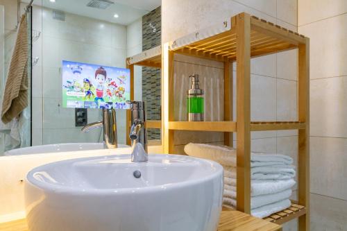 La salle de bains est pourvue d'un lavabo, d'une baignoire et de serviettes. dans l'établissement I Della, à Milan