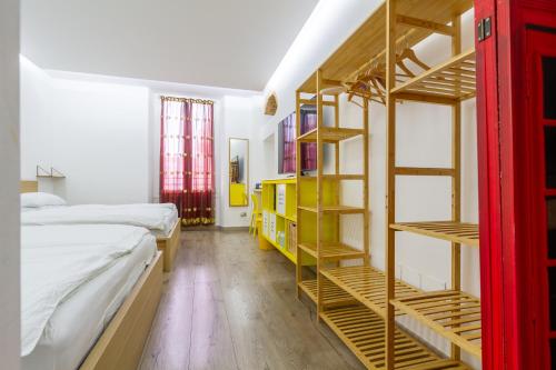 Cette chambre comprend des lits superposés et des étagères. dans l'établissement I Della, à Milan
