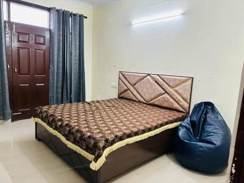 een slaapkamer met een bed en een blauwe tas bij Its a spacious penthouse in Chandīgarh