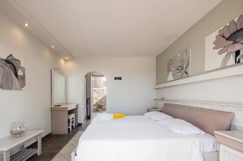 Una cama o camas en una habitación de Kavuras Village Hotel & Suites