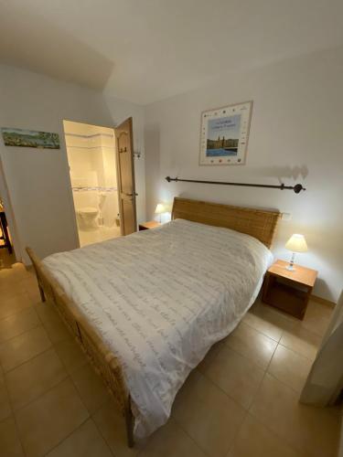 ラ・クロワ・ヴァルメにあるLe jas de Pépouneのベッドルーム(大型ベッド1台付)、バスルームが備わります。