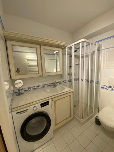 ラ・クロワ・ヴァルメにあるLe jas de Pépouneのバスルーム(洗面台、洗濯機付)