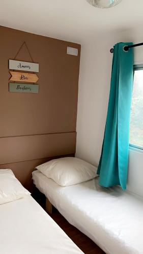 Un pat sau paturi într-o cameră la Camping Beaussement TWENTY
