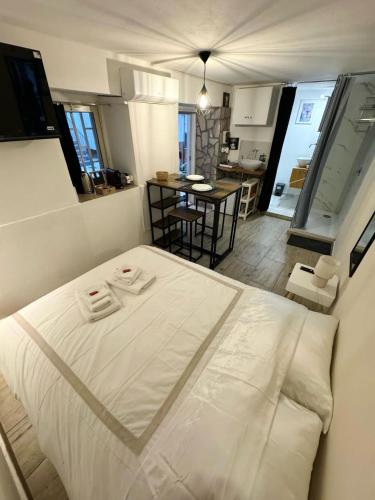 una camera con letto bianco e una cucina di Loft Pantano, Catania Center Villa Bellini a Catania