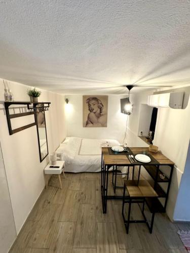 una camera con letto, tavolo e scrivania di Loft Pantano, Catania Center Villa Bellini a Catania
