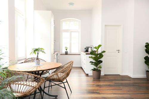 - une salle à manger avec une table et des chaises dans l'établissement Villa Alexandra 1897 Wohnung Maria, à Bad Wildungen