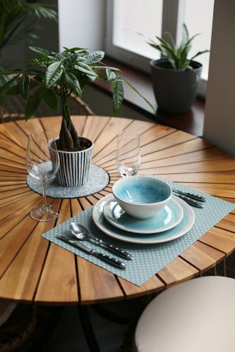 a wooden table with a bowl and a plate on it at Villa Alexandra 1897 Wohnung Maria in Bad Wildungen