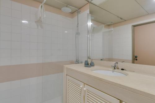 a bathroom with a sink and a shower and a mirror at avenida arriaga 405 in Funchal