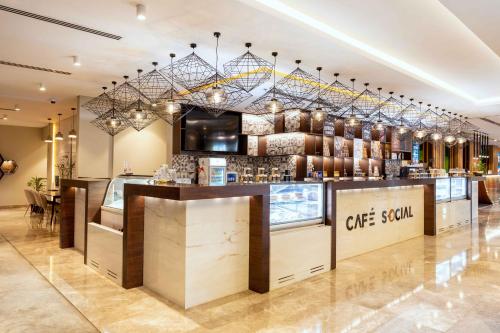 a coffee salon with a bar in a restaurant at Mercure Dubai Barsha Heights Hotel Suites And Apartments in Dubai