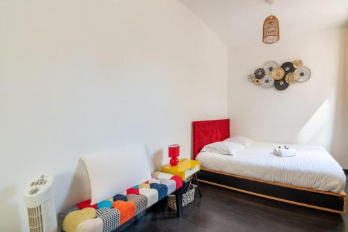une petite chambre avec un lit et un canapé dans l'établissement Charmant studio Hyper-centre, à Lyon