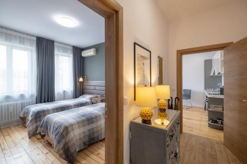 ein Hotelzimmer mit 2 Betten und einem Spiegel in der Unterkunft Stylish Gem 2BR Apartment with AC in Sofia