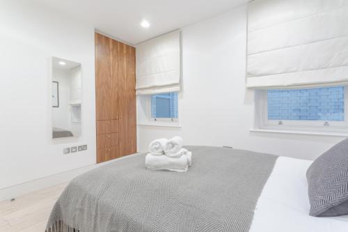 מיטה או מיטות בחדר ב-Beautiful 2-Bed Apartment in Central London