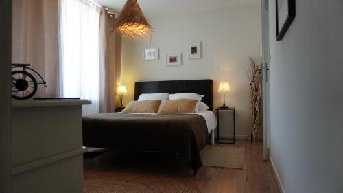 Postel nebo postele na pokoji v ubytování LES BOHEMIELLES Cottage Raphaël