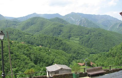 a view of a valley with a bench and mountains at Casa la Felguerina in La Felguerina