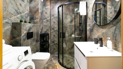 uma casa de banho com um chuveiro, um WC e um lavatório. em Apartament Leśny Karpacz em Karpacz