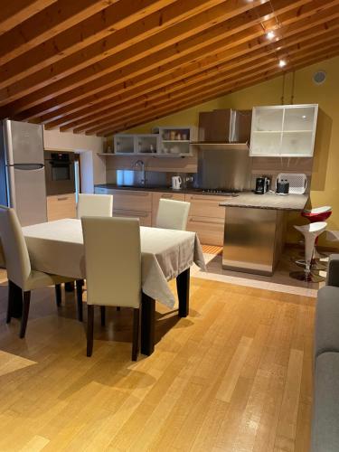 uma cozinha com mesa e cadeiras num quarto em Casa Amalia em Bardolino