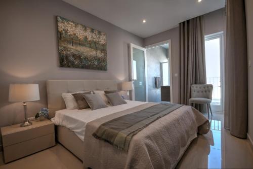 En eller flere senge i et værelse på Penthouse Deluxe