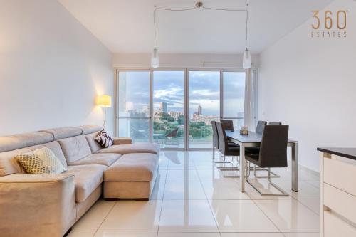sala de estar con sofá y mesa en A fully equipped 3BR home with lovely views & WIFI, en San Julián