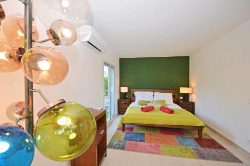 アルクーディアにあるVilla Odetteの緑の壁のベッドルーム1室