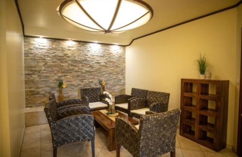 uma sala de jantar com mesa e cadeiras e uma parede de tijolos em Vier Jahreszeiten Rooms em Husum