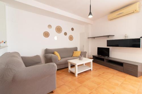 Μια τηλεόραση ή/και κέντρο ψυχαγωγίας στο Global Properties, Practico apartamento con piscina en la playa de Canet