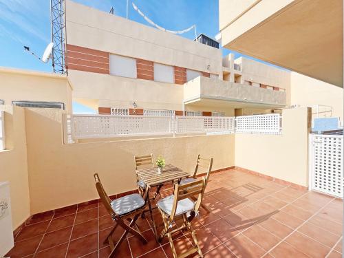 Μπαλκόνι ή βεράντα στο Global Properties, Practico apartamento con piscina en la playa de Canet
