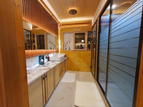 ein Badezimmer mit zwei Waschbecken und zwei Spiegeln in der Unterkunft Haenggung stay Dalno - Suwon private house hanok in Suwon