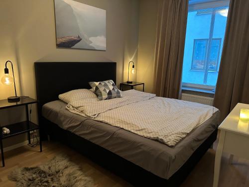 1 dormitorio con 1 cama grande y ventana en Hagastaden flat en Estocolmo