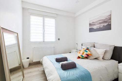ein Schlafzimmer mit einem Bett mit zwei Kissen darauf in der Unterkunft Appartement Loft Cosy - 15mn de Paris ! in Fontenay-aux-Roses