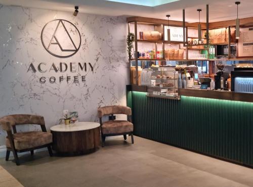 um café com duas cadeiras e uma mesa em Academy Plaza Hotel em Dublin