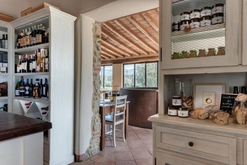 a kitchen with a bar in a house at Locanda dell'Aioncino in Bibbona