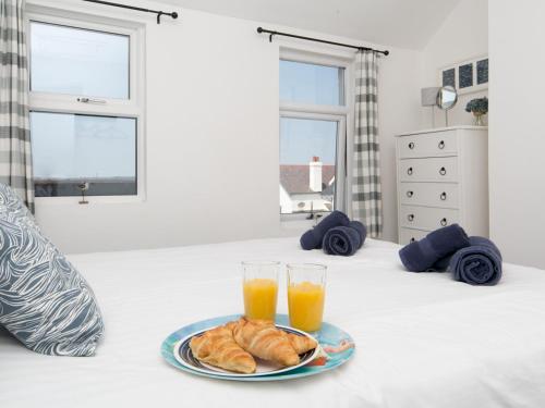 Postel nebo postele na pokoji v ubytování Breeze Cottage 2 bed Beach property - Pass the Keys