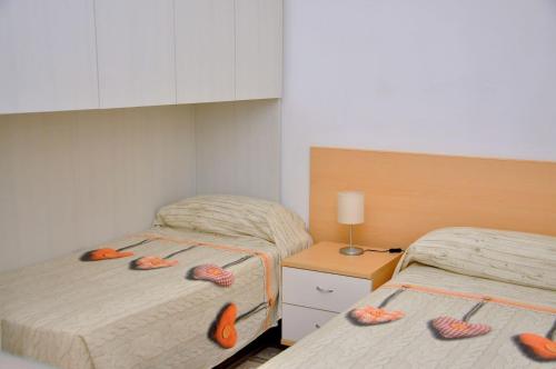 ein Schlafzimmer mit 2 Betten und Hausschuhen darauf in der Unterkunft Loving apartment with garden view - Beahost in Bibione