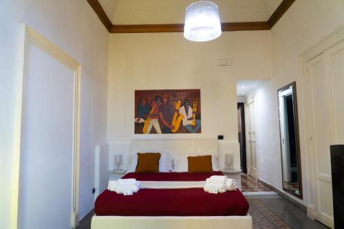 カターニアにあるB&B オペラのベッドルーム1室(壁に絵画が描かれたベッド1台付)