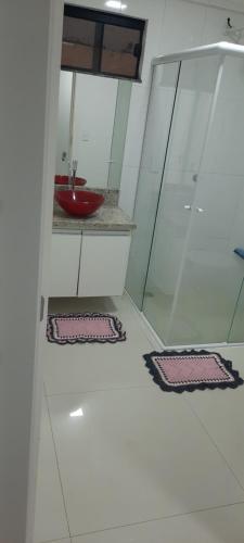 a bathroom with a sink and a red bowl at VS HOSPEDAGEM in Cascavel