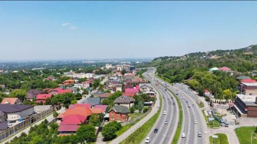 une vue aérienne sur une ville avec une autoroute dans l'établissement Assem Hostel Koktobe, à Almaty