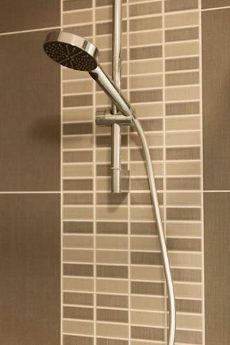 - un pommeau de douche dans une salle de bains située à côté d'un bâtiment dans l'établissement Appartement moderne, Metro 7, Parking et Jardin, à Villejuif