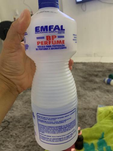 uma mão segurando uma garrafa de água de plástico em Casa lar em Belo Horizonte