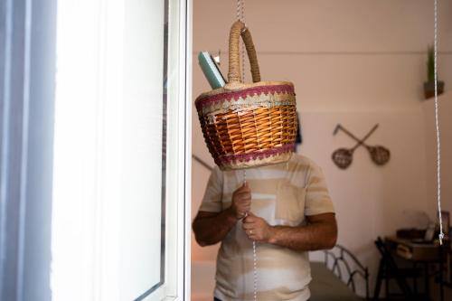 a man wearing a basket on his head at beb Da basso experience Napoli Toledo, Pompeii, Ercolano and Vesuvio in San Giorgio a Cremano