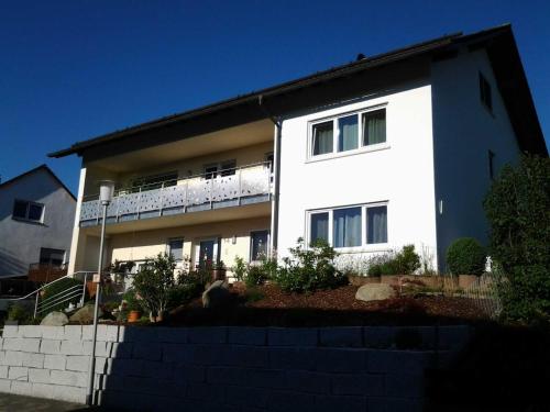 瓦爾德米歇爾巴赫的住宿－Ferienwohnung Ehret，白色的房子,上面设有阳台