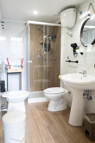 a bathroom with a shower and a toilet and a sink at beb Da basso experience Napoli Toledo, Pompeii, Ercolano and Vesuvio in San Giorgio a Cremano