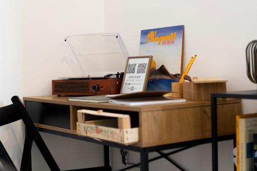 a desk with a radio and other items on it at beb Da basso experience Napoli Toledo, Pompeii, Ercolano and Vesuvio in San Giorgio a Cremano