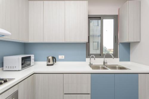 Kuchyň nebo kuchyňský kout v ubytování Le 115 Aparthotel in Jal El Dib