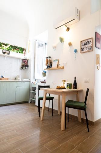 a kitchen and dining room with a table and chairs at beb Da basso experience Napoli Toledo, Pompeii, Ercolano and Vesuvio in San Giorgio a Cremano