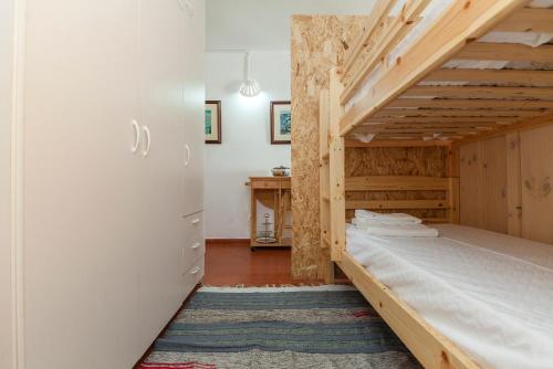 ラゴスにあるSun Apartmentの二段ベッドと机のある寝室