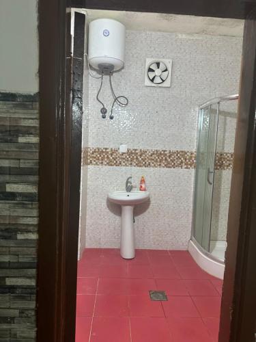 y baño con lavabo y ducha. en شقه للأيجار في الحي الشرقي, en Irbid